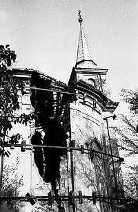 Stav kostela  v r. 1971. Hlavn trhlina na zpadn stran.